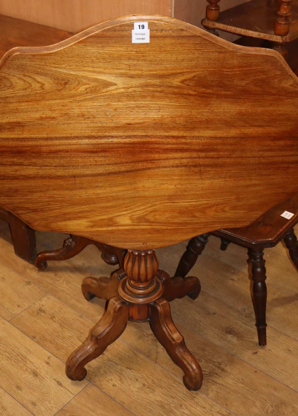 A Victorian mahogany folding oval topped breakfast table, W.100cm, D.70cm, H.70cm